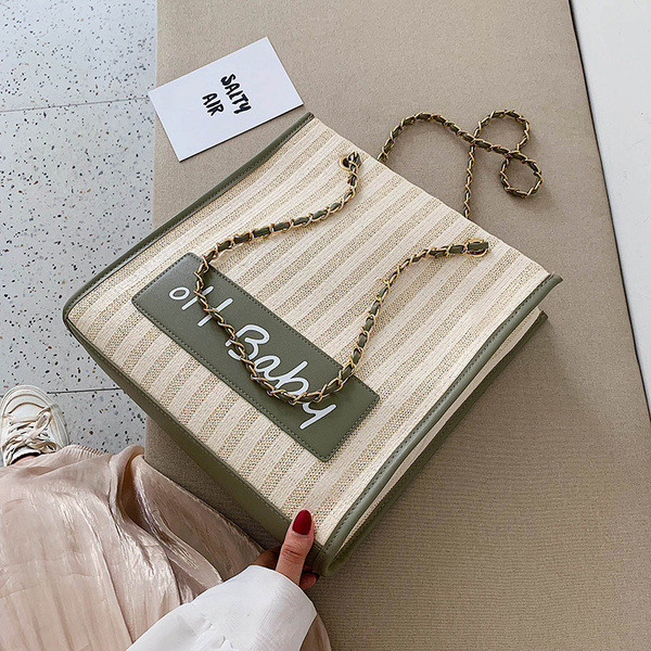 Geanta de dama in dungi cu inscriptie in mai multe culori