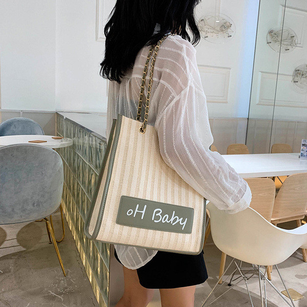 Geanta de dama in dungi cu inscriptie in mai multe culori