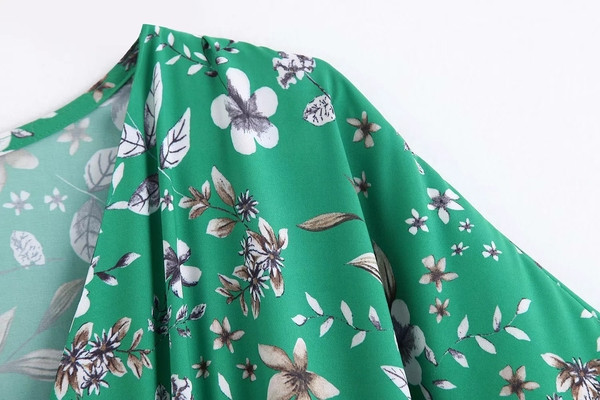 Modern aszimmetrikus női ruha zöld színben