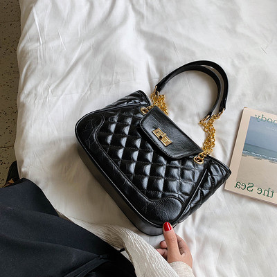 Geanta de dama moderna cu elemente metalice alb-negru