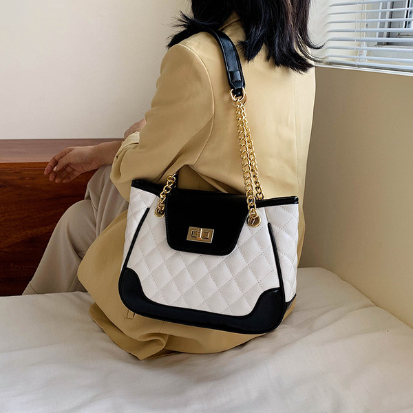 Geanta de dama moderna cu elemente metalice alb-negru