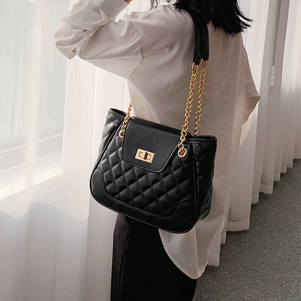 Geanta de dama moderna cu elemente metalice alb-negru