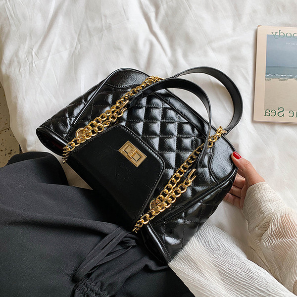 Geanta de dama moderna cu elemente metalice alb-negru