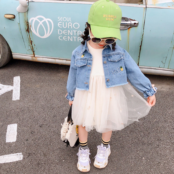 Set modern pentru copii pentru fete care include o jachetă de blugi și o rochie