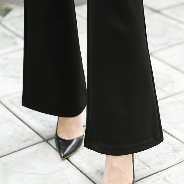 Aktuális női nadrág fekete színben, gombokkal