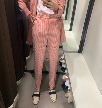 Модерен кариран дамски панталон в розов цвят
