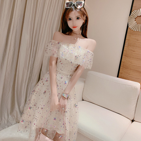 Rochie modernă de damă cu un element strălucitor