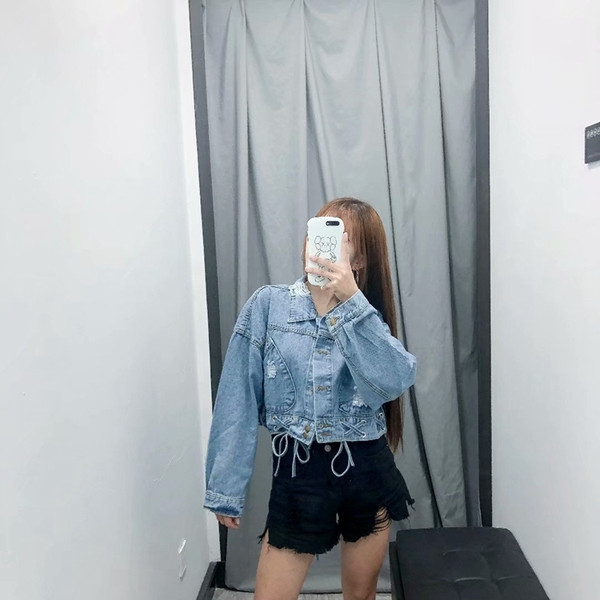 Rövid farmerdzseki kék megkötővel