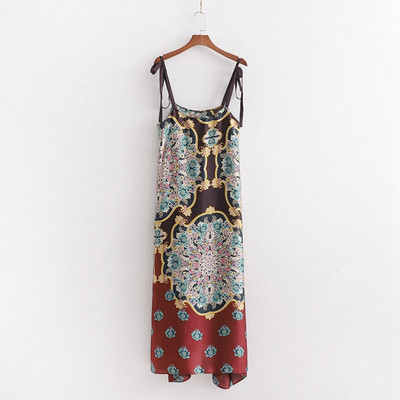 Hosszú női ruha vékony pántokkal és színes mintával