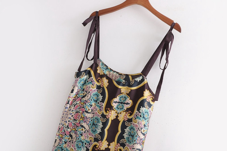 Hosszú női ruha vékony pántokkal és színes mintával