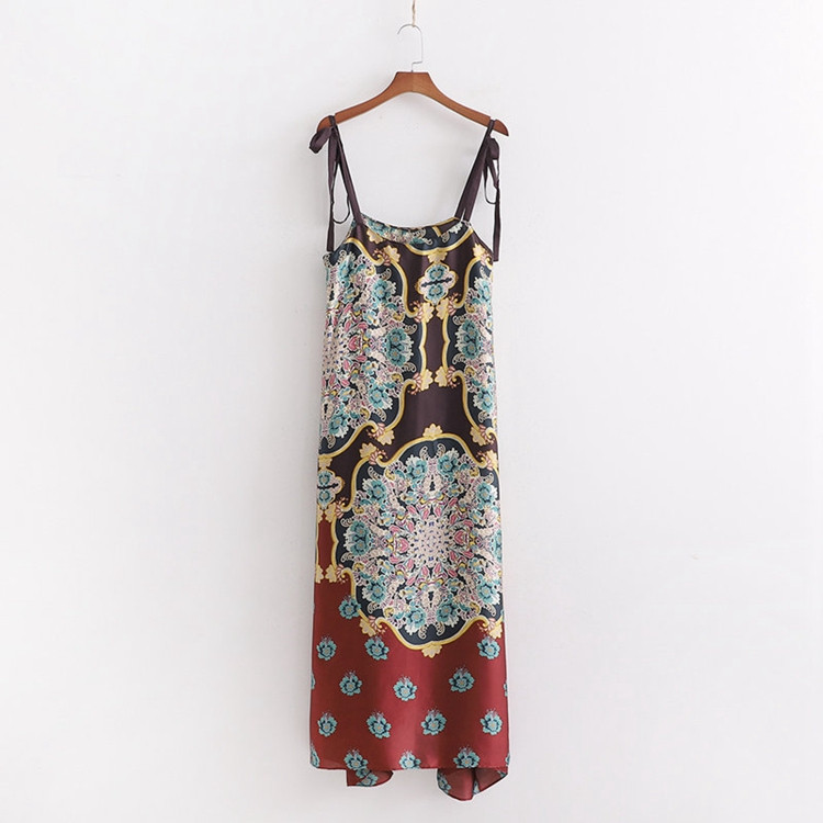 Hosszú női ruha vékony pántokkal és színes mintával