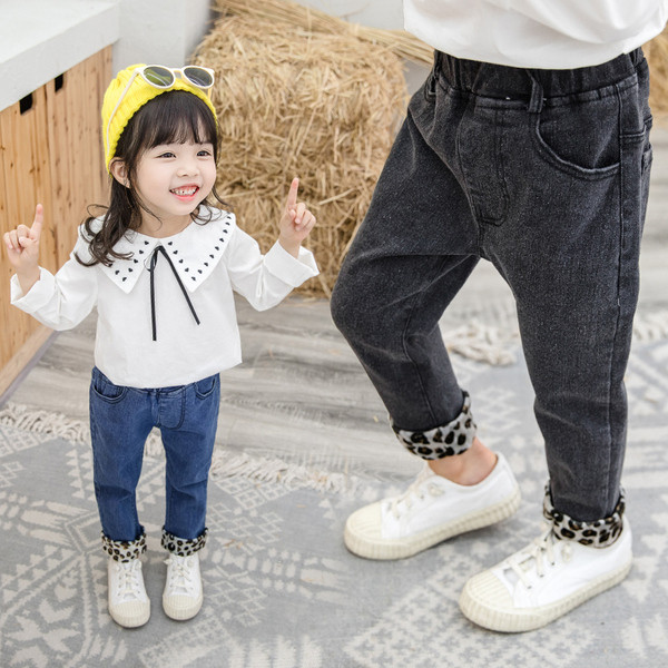 Blugi de copii actuali pentru fete cu motive leopard in albastru si negru