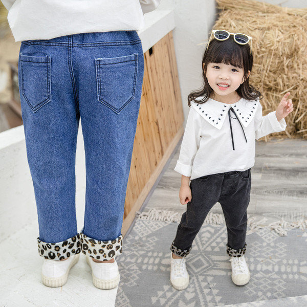 Blugi de copii actuali pentru fete cu motive leopard in albastru si negru