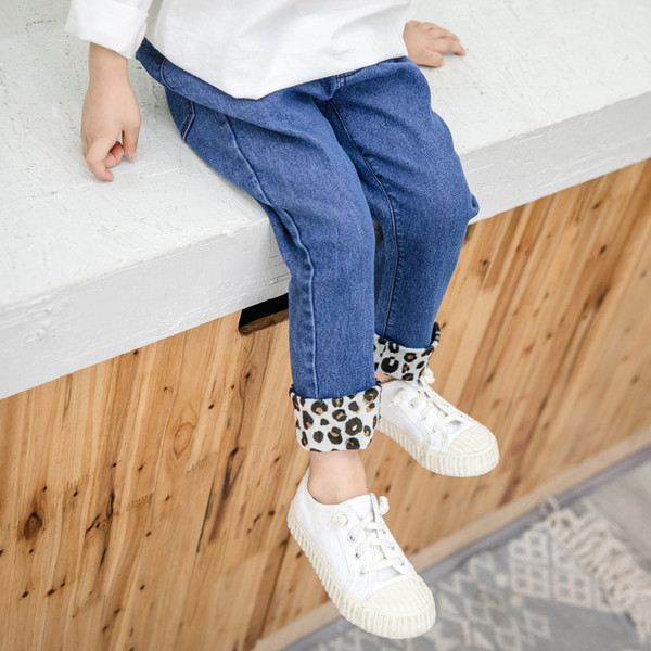 Blugi de copii actuali pentru fete cu motive leopard in albastru si negru