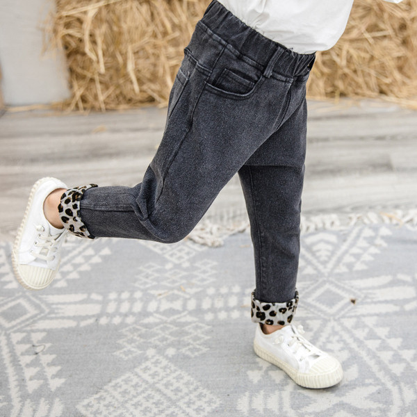 Blugi de copii actuali pentru fete cu motive leopard in albastru si negru