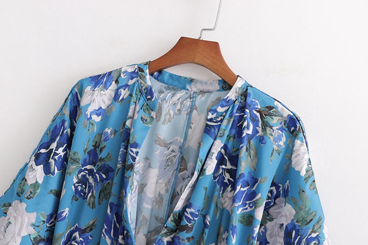 Női overál mély V-nyakkal és övvel