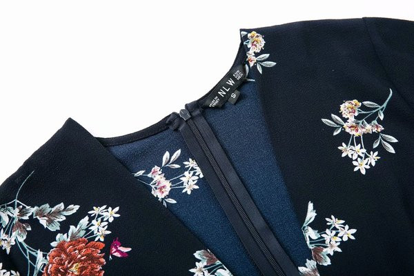 Model nou de salopetă de damă cu decolteu în V în albastru și alb