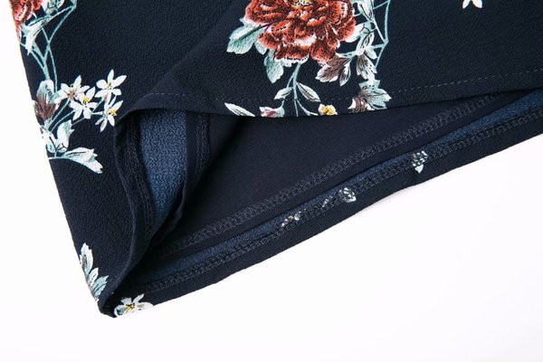 Model nou de salopetă de damă cu decolteu în V în albastru și alb