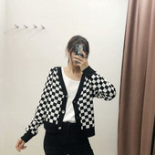 Vesta dama in carouri cu nasturi