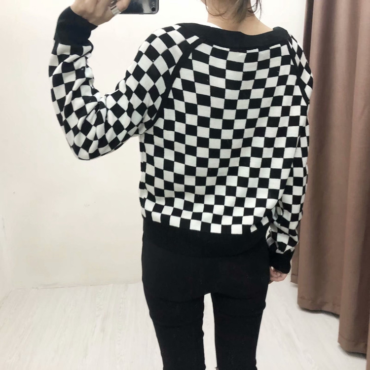 Vesta dama in carouri cu nasturi