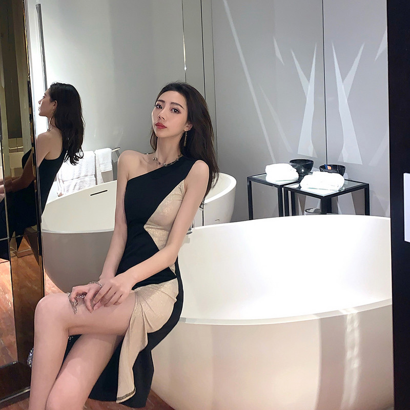 Modern női ruha hasítékkal