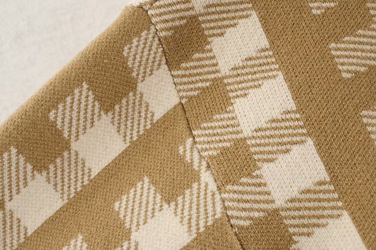 Pulover de damă cu glugă și mâneci lungi