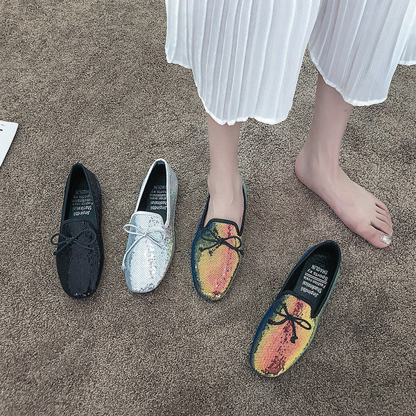 Modern női mokaszinok szalaggal és fényes hatással, három színben