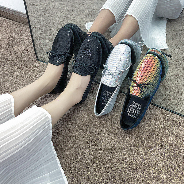 Modern női mokaszinok szalaggal és fényes hatással, három színben