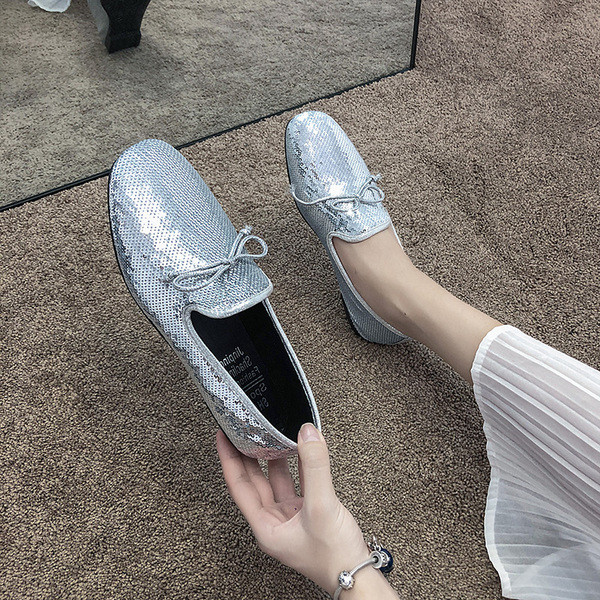 Modern női mokaszinok szalaggal és fényes hatással, három színben