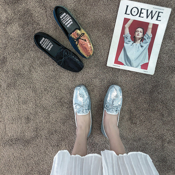 Modern női mokaszinok szalaggal és fényes hatással, három színben