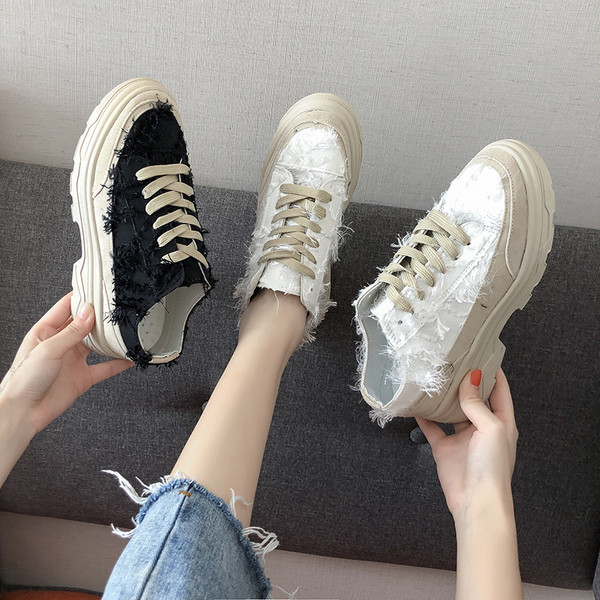 Adidasi moderni de dama cu talpa aspra in alb-negru