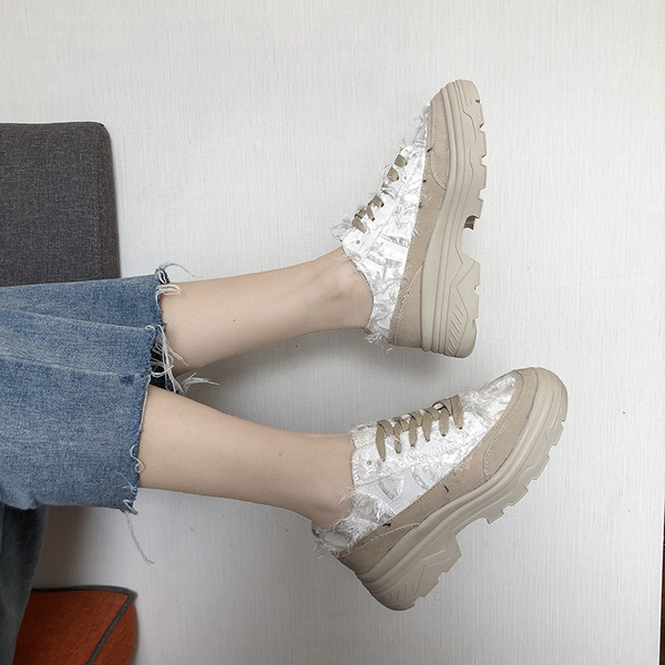 Adidasi moderni de dama cu talpa aspra in alb-negru