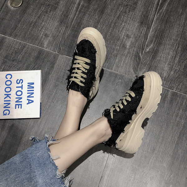 Adidasi moderni de dama cu talpa aspra in alb-negru