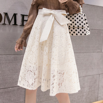 Modern női szoknya fehér és fekete színben, csipkével