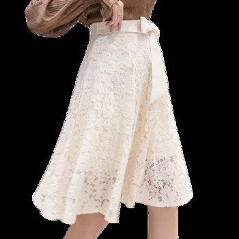 Modern női szoknya fehér és fekete színben, csipkével