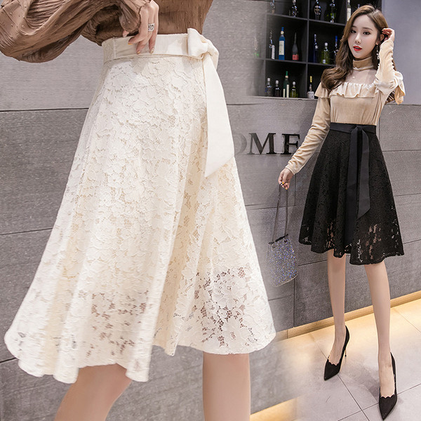 Modern női szoknya fehér és fekete színben, csipkével