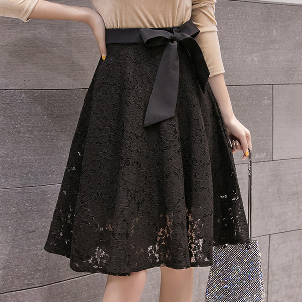 Modern női szoknya fehér és fekete színben, csipkével