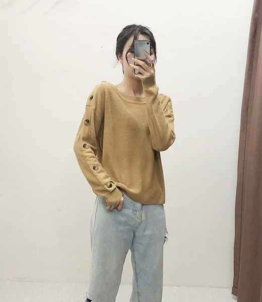 Női pulóver barna gombokkal