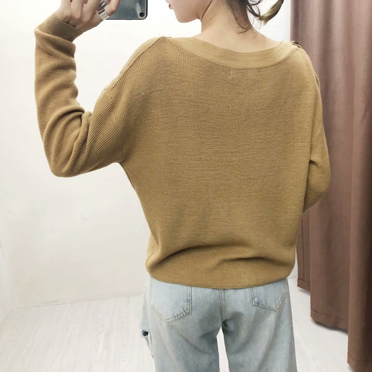 Női pulóver barna gombokkal