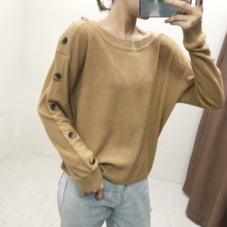 Női pulóver barna gombokkal