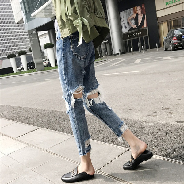 Blugi de dama moderni cu motive rupte