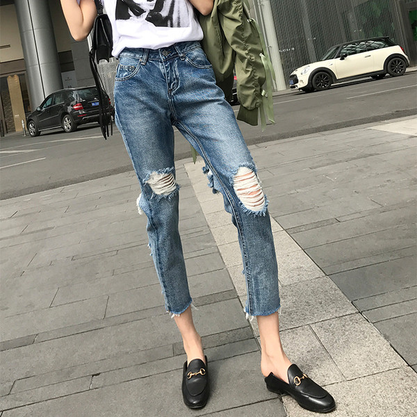 Blugi de dama moderni cu motive rupte