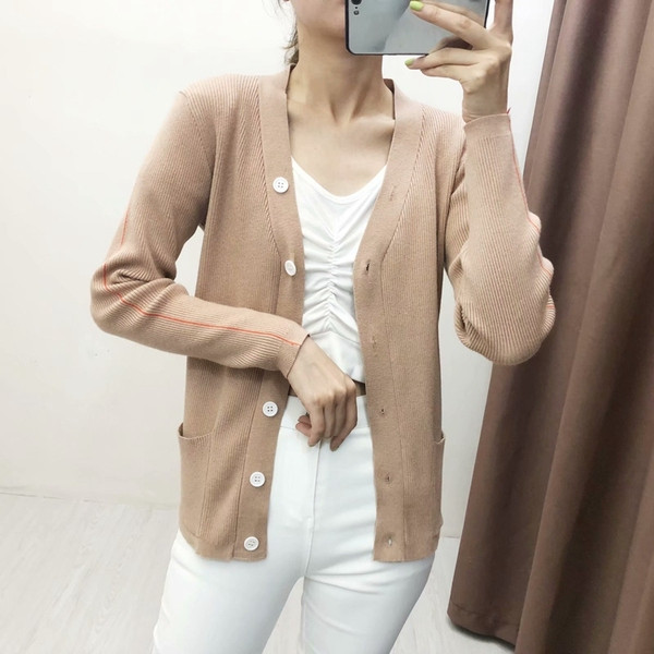 Női kardigán vékony kötésből, barna színben