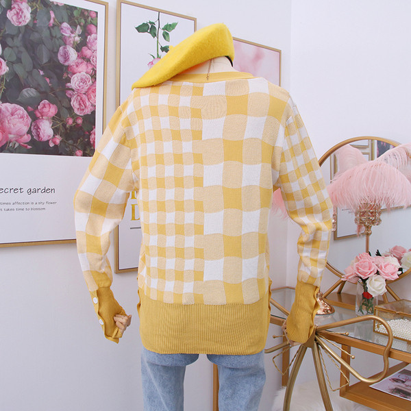 Vesta de dama in carouri actuala cu nasturi