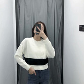 Vékony kötésből és ovális nyakkivágásból készült női pulóver - két színben