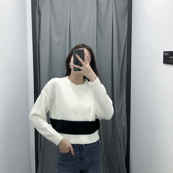 Vékony kötésből és ovális nyakkivágásból készült női pulóver - két színben