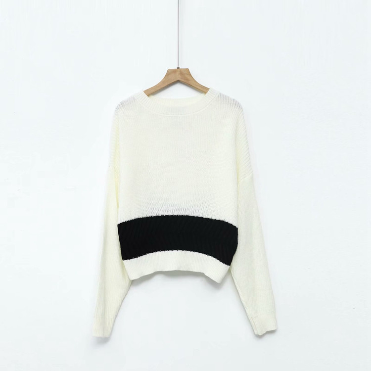 Vékony kötésből és ovális nyakkivágásból készült női pulóver - két színben