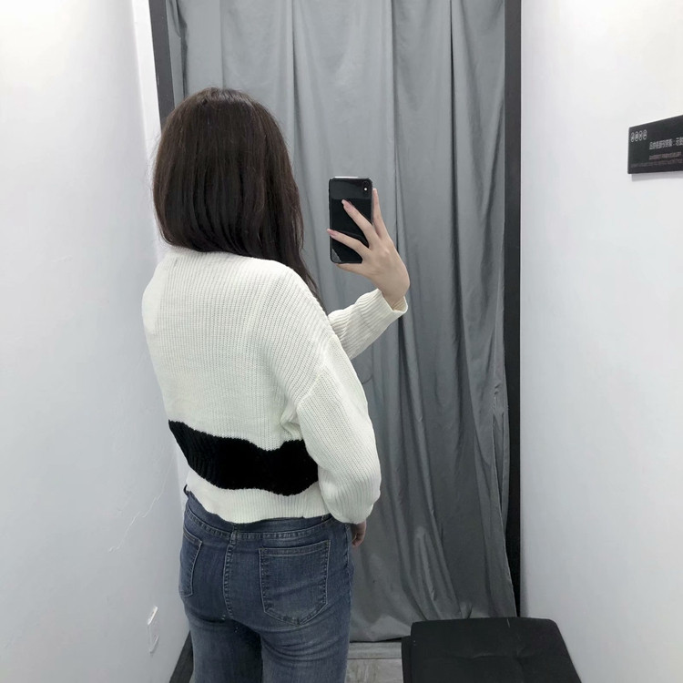 Vékony kötésből és ovális nyakkivágásból készült női pulóver - két színben