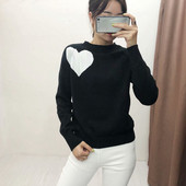 Pulover de dama din tricotat subtire de culoare neagra cu aplicatie - inima