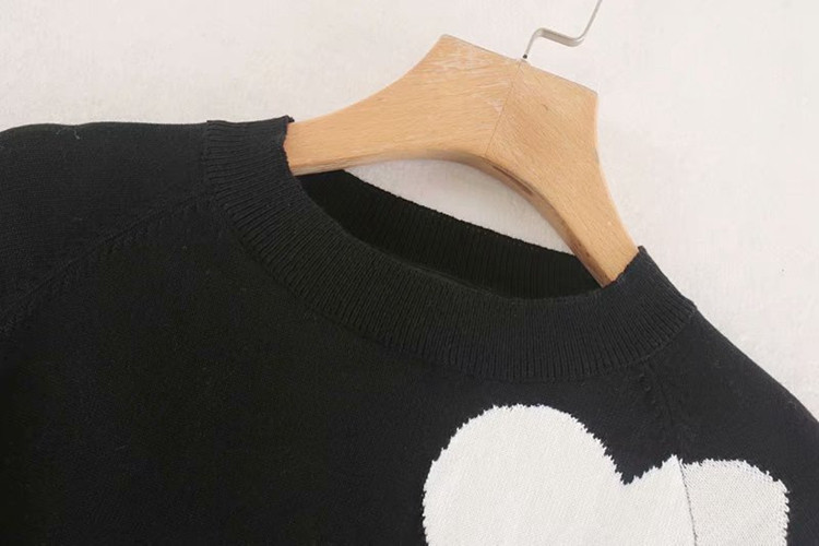 Pulover de dama din tricotat subtire de culoare neagra cu aplicatie - inima